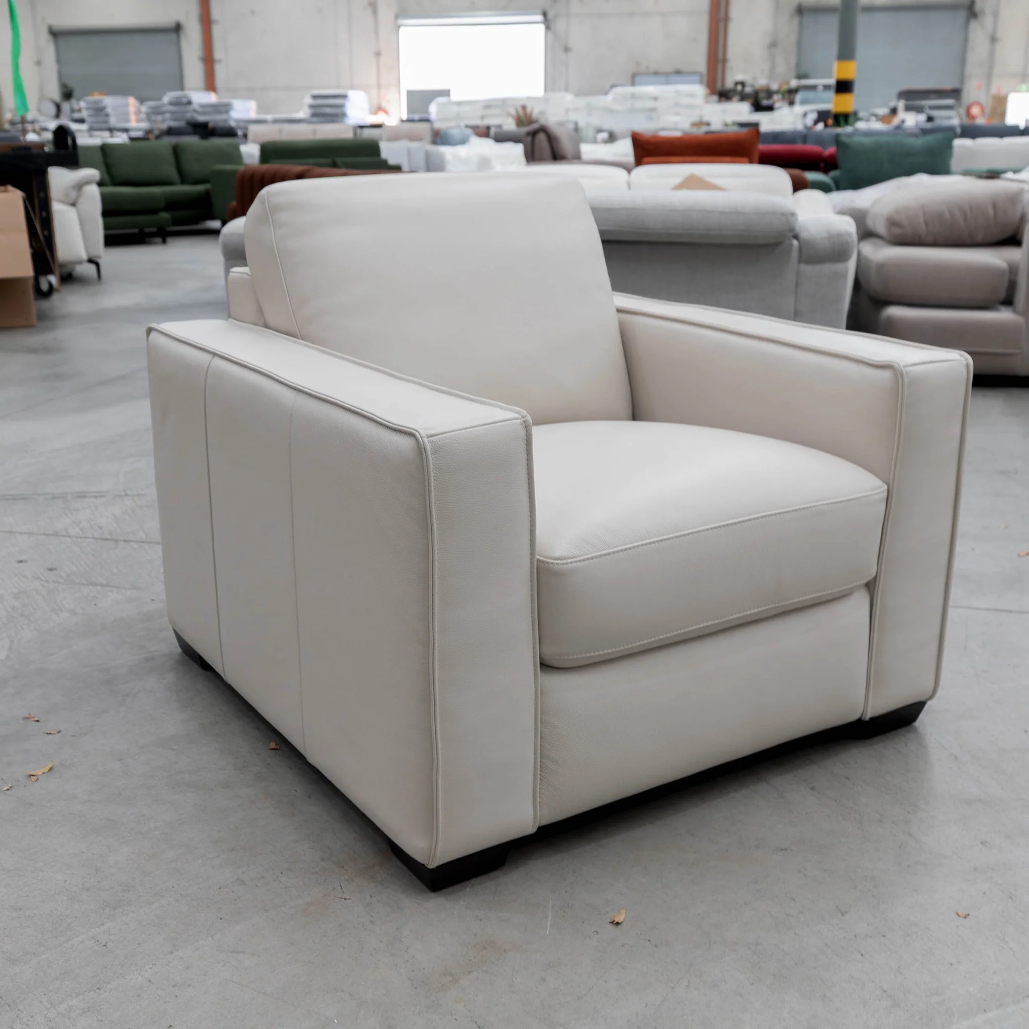 RS-13125 Single leather armchair - Beige - Floor Stock